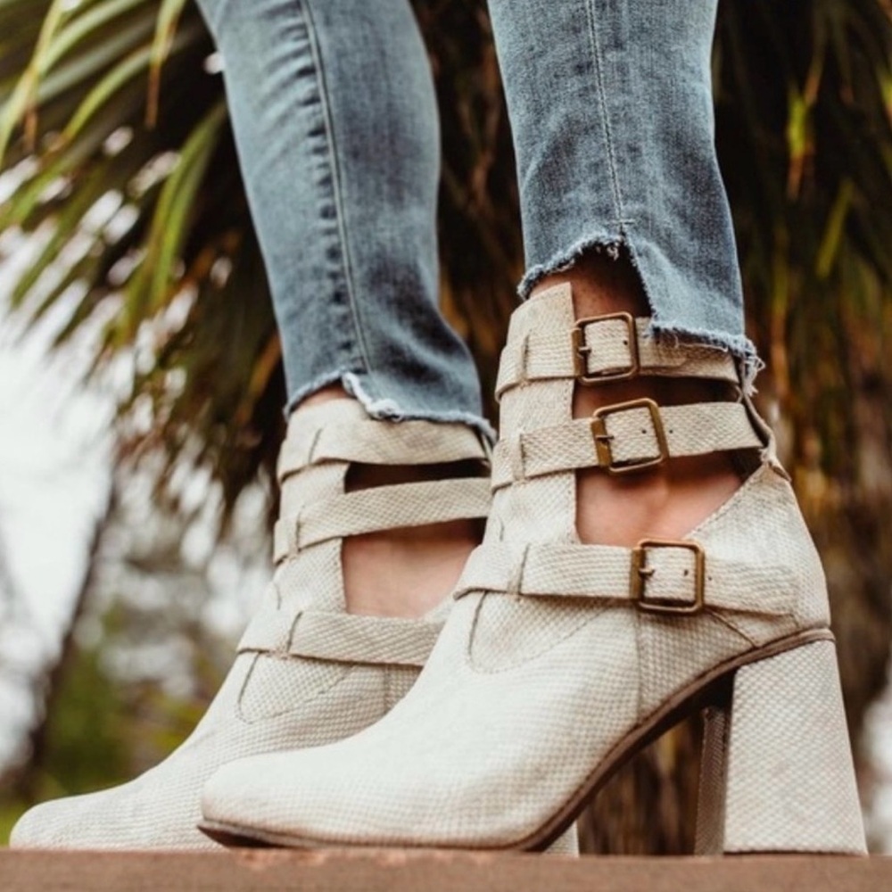 Freebird by Steven Teddy Snakeskin Boots Size 9 buckles strappy booties white